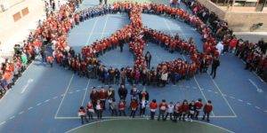 Día de la Paz y de la No violencia en el Colegio CAJAGRANADA Momento en que alumnado y profesorado del Colegio CAJAGRANADA forman el símbolo de la paz en el patio del centro educativo