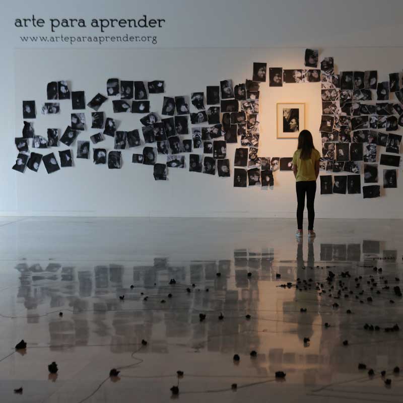 Niña ante una obra de arte