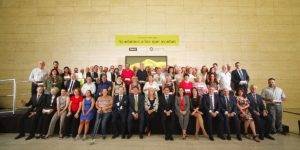 Foto de familia del acto de entrega de las ayudas "Ayudamos a los que ayudan" Foto de familia del acto de entrega de las ayudas "Ayudamos a los que ayudan"