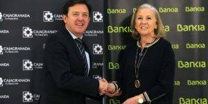 Bankia apoya con 850.000 euros a CajaGranada Fundación para desarrollar programas sociales en Andalucía El director corporativo de la Territorial de Bankia en Andalucía, Joaquín Holgado, y la presidenta de CajaGranada Fundación, María Elena Martín-Vivaldi