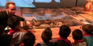 La Prehistoria, protagonista de las actividades de febrero en el Museo Memoria de Andalucía Varios niños atienden a una explicación sobre utensilios prehistóricos de un mediador cultural del Museo Memoria de Andalucía