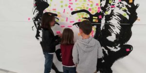 Éxito en la jornada de puertas abiertas del Museo Memoria de Andalucía Niños participando en una de las actividades de la exposición "Arte para aprender"