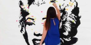 Persona interactuando con una de las obras de la exposición "Arte para aprender" Persona interactuando con una de las obras de la exposición "Arte para aprender"