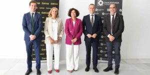 Bankia, CajaGranada Fundación y la Universidad de Granada impulsan actividades para el fomento del emprendimiento universitario En la foto (de izda. a dcha.): el director gerente de CajaGranada Fundación, Fernando Bueno; la presidenta de CajaGranada Fundación, María Elena Martín-Vivaldi; la rectora de la UGR, Pilar Aranda Ramírez; el coordinador de Comunicación y Relaciones Externas de Bankia en Andalucía, José Antonio González, y el subdirector de Emprendimiento de la UGR, Javier Melero.