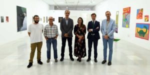 Promoción Diecisiete, arte plástica de jóvenes creadores en CajaGranada Foto de familia en la exposición 'Promoción diecisiete'