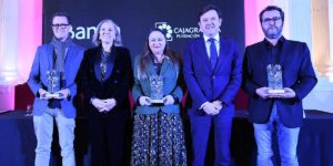 Zoé Valdés, Rodrigo Olay y Álvaro Colomer, ganadores de los XXXV ‘Premios Literarios Jaén’ de CajaGranada Fundación y Bankia De izquierda a derecha: Rodrigo Olay, María Elena Martín-Vivaldi, Zoé Valdés, Joaquín Holgado y Álvaro Colomer