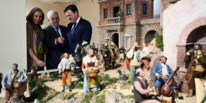 El Centro de Exposiciones de CajaGranada en Puerta Real inaugura una muestra de belenes de distintos países del mundo María Elena Martín-Vivaldi, Antonio Basanta y Joaquín Holgado
