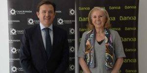 Bankia renueva su colaboración con CajaGranada Fundación con 800.000 euros destinados a programas sociales en Andalucía El director corporativo de la Territorial de Bankia en Andalucía, Joaquín Holgado, y la presidenta de CajaGranada Fundación, María Elena Martín-Vivaldi