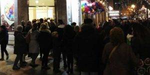 Cerca de 25.000 personas han visitado la exposición dedicada a los belenes del mundo, en el Centro de Exposiciones CajaGranada Puerta Real Colas de gente a la entrada de la exposición 'Belenes del mundo'