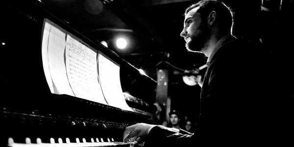 Mátyás Bartha Trío. Jazz Mátyás Bartha en un piano