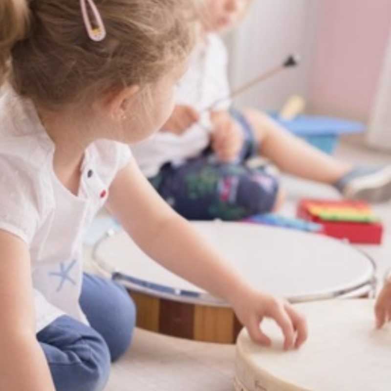 Niños jugando con instrumentos musicales