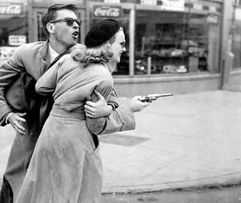 Fotograma de la película "El demonio de las armas"