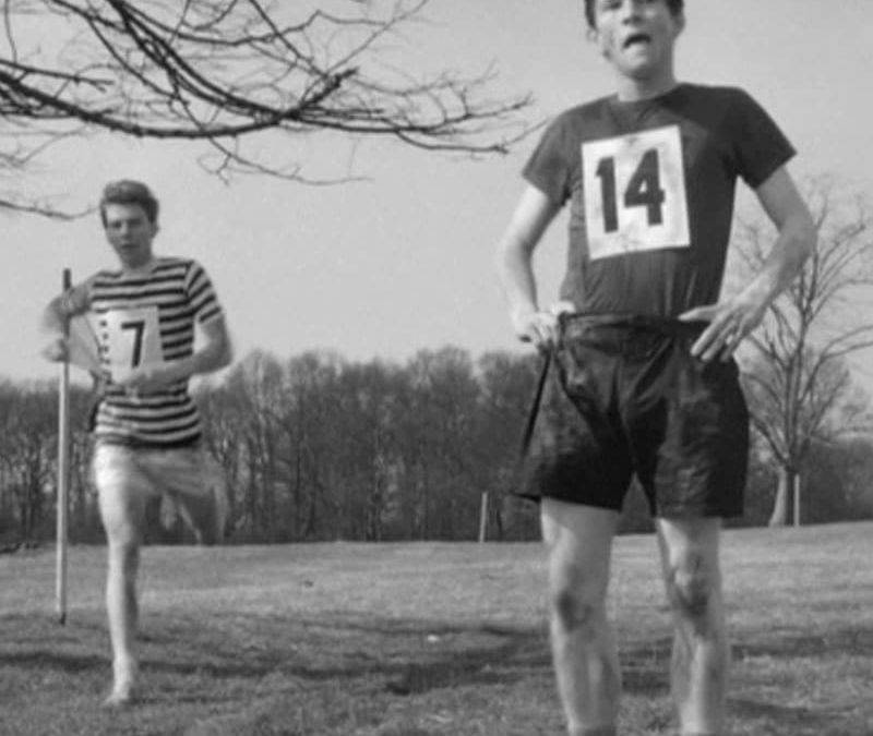 Fotograma de la película La soledad del corredor de fondo