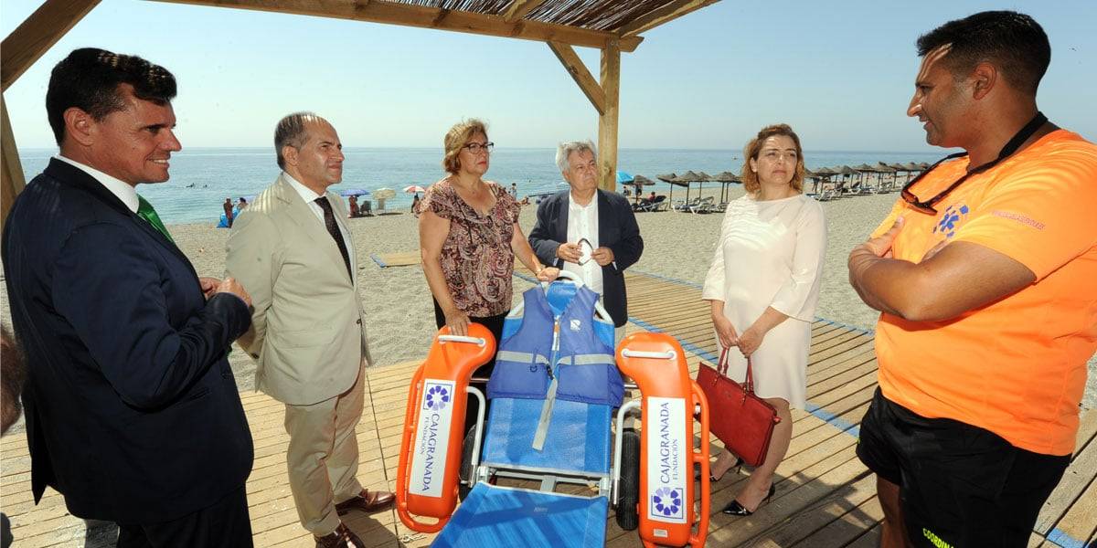 CAJAGRANADA favorece la accesibilidad en las playas de Carchuna y Calahonda