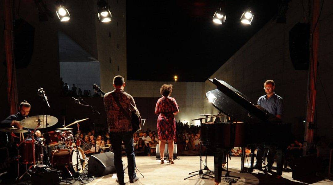 Vista trasera de un concierto en la Plaza de las Culturas