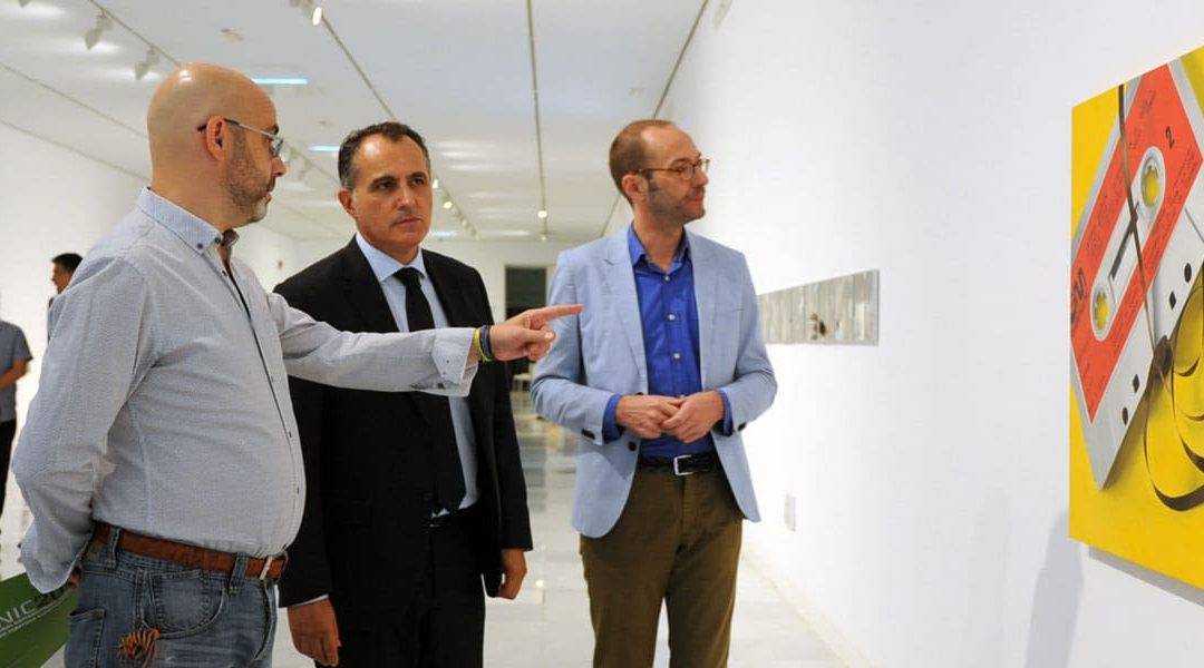 Diego Oliva y Miguel Arjona, director y responsable de exposiciones temporales de CAJAGRANADA Fundación, respectivamente; y mostrando la exposición, el comisario Iván de la Torre
