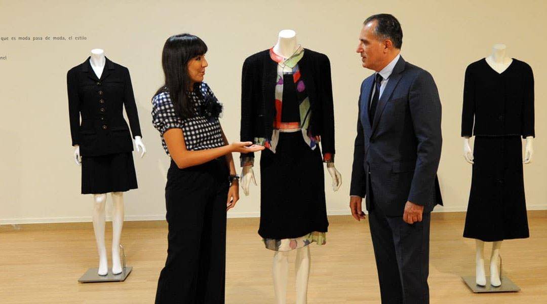 María Toral y Diego Oliva en la exposición "Coco Chanel. Más allá de la moda"