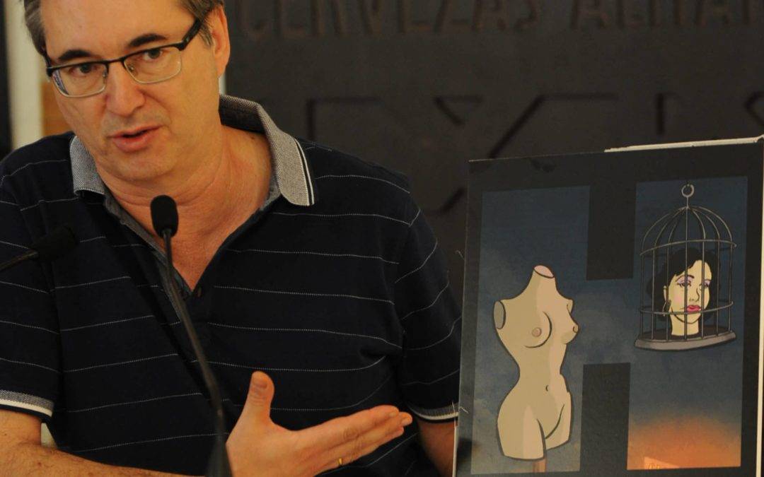 Enrique Bonet, mostrando su ilustración para HNegra