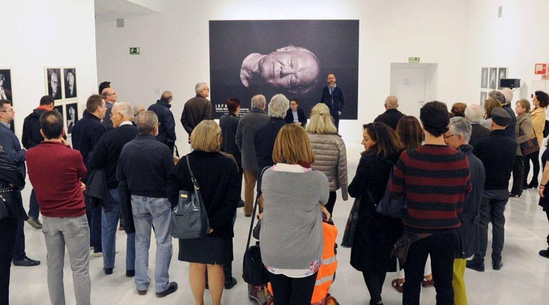 Grupo de personas en la inauguración de la exposición "IRF4"
