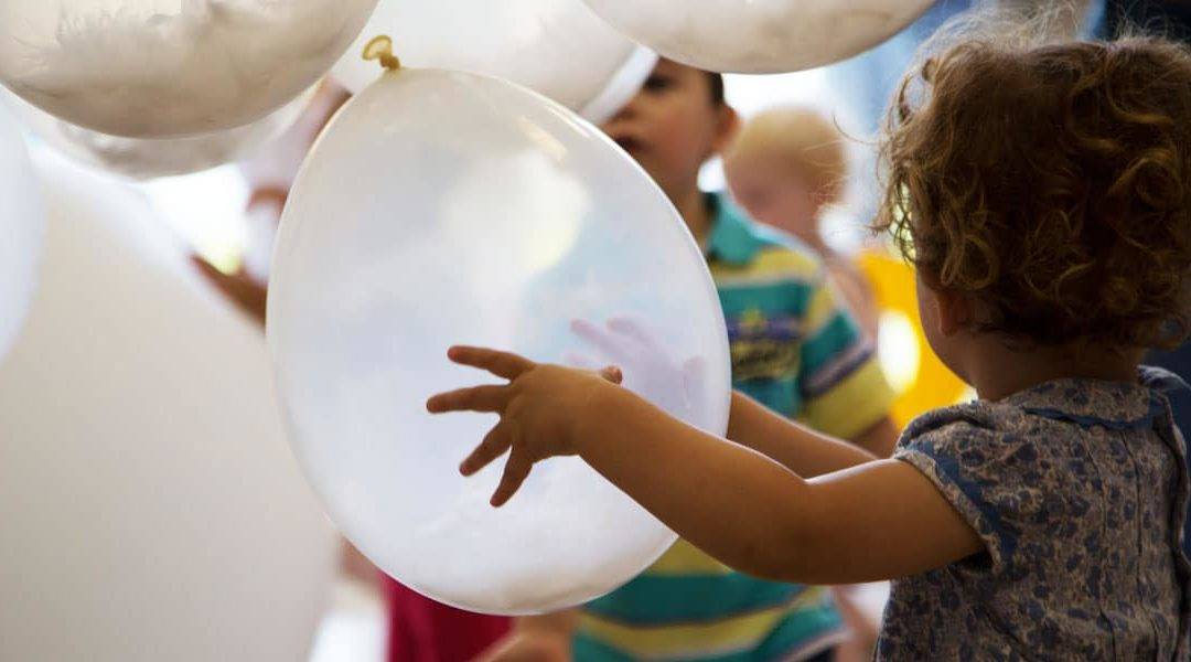 Bebés jugando con globos