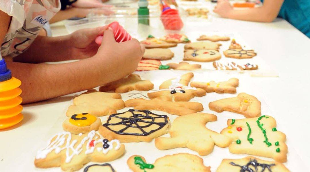 Niños haciendo galletas