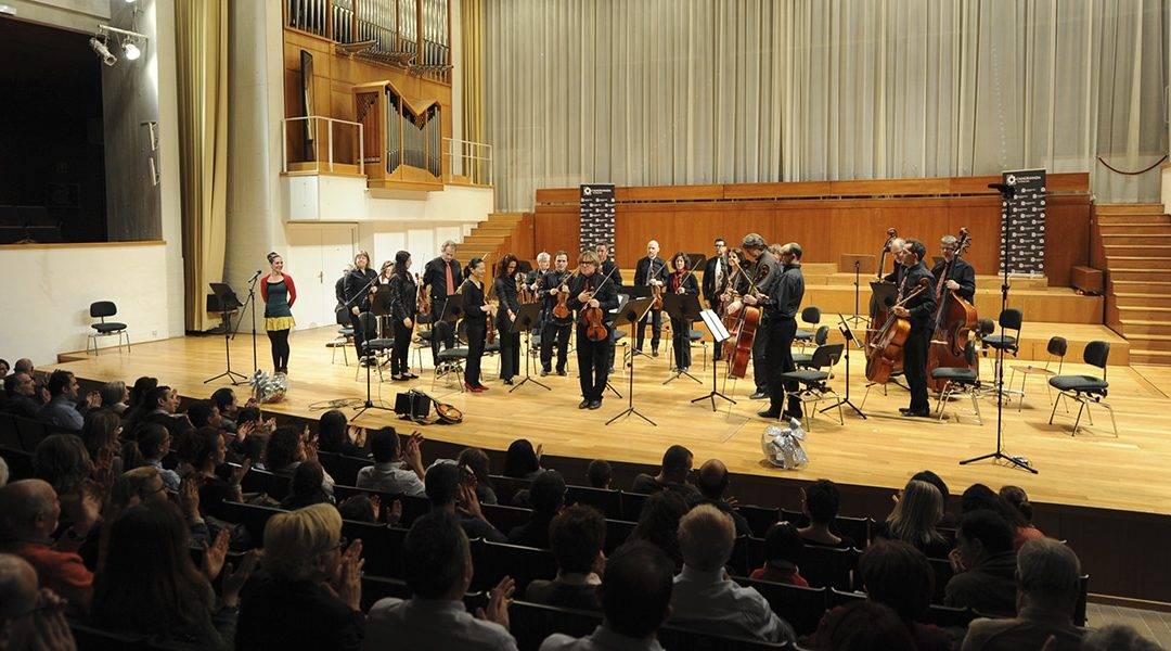La Orquesta Ciudad de Granada recibiendo los aplausos del público