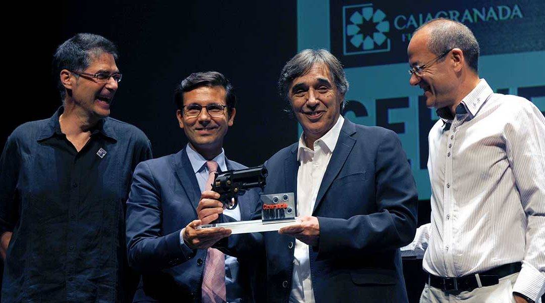 Jesús Lens y Gustavo Gómez flanquean a Francisco Cuenca, alcalde de Granada, y a Agustín Día Yanes, durante la entrega del III Premio Granada Noir