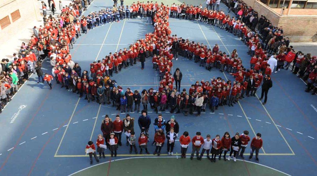 Momento en que alumnado y profesorado del Colegio CAJAGRANADA forman el símbolo de la paz en el patio del centro educativo