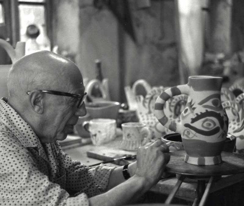 Fotografía de Picasso produciendo cerámica. Copyright Roberto Otero. Museo Picasso Málaga