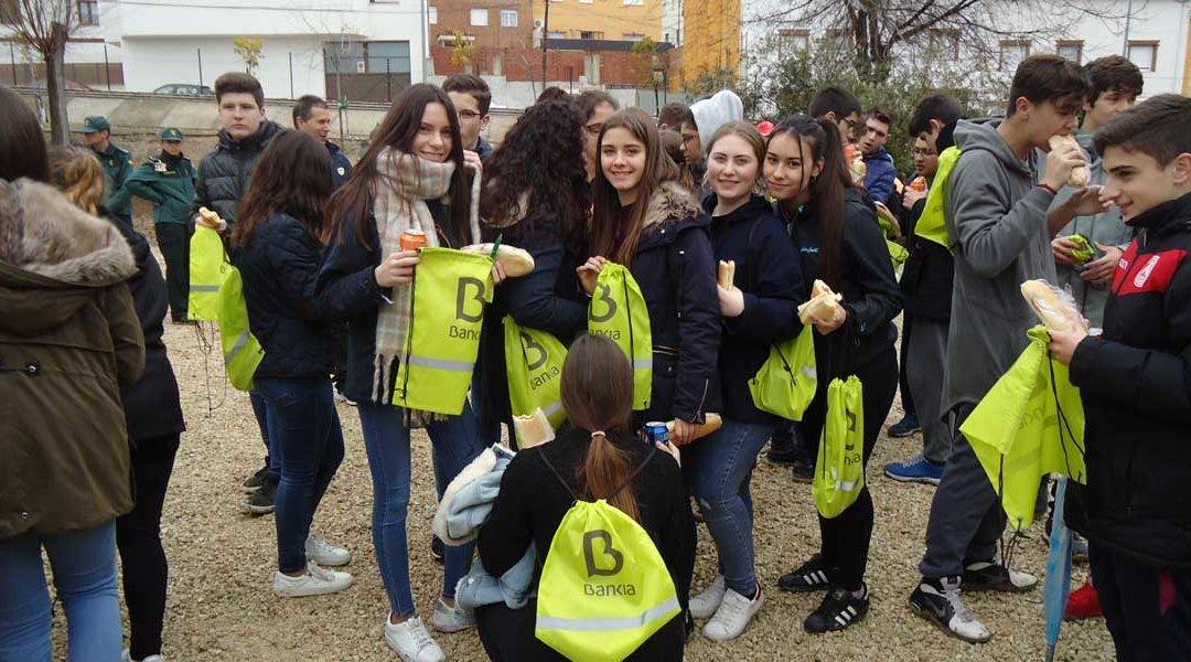 Grupo de chicos con mochilas de Bankia