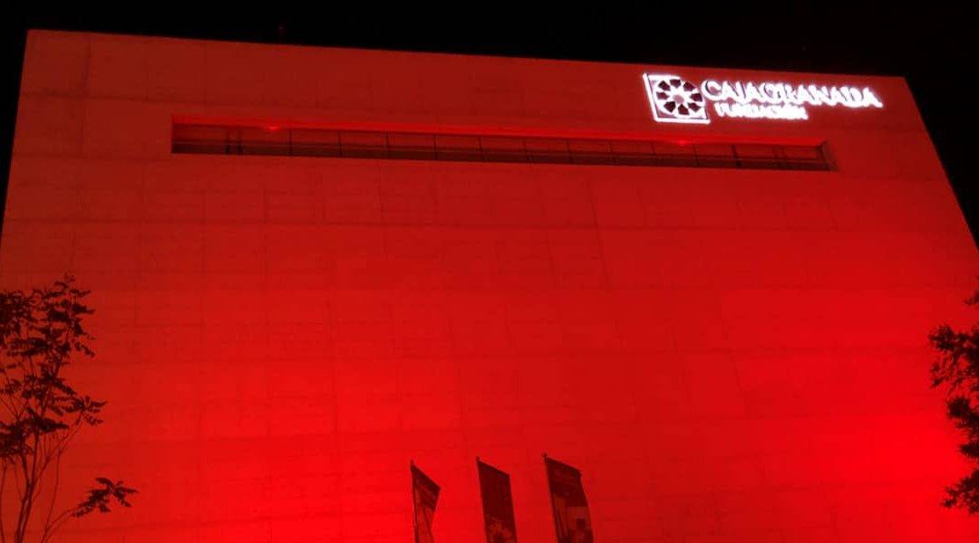 El Centro Cultural Memoria de Andalucía, de rojo para visibilizar el síndrome 22q11
