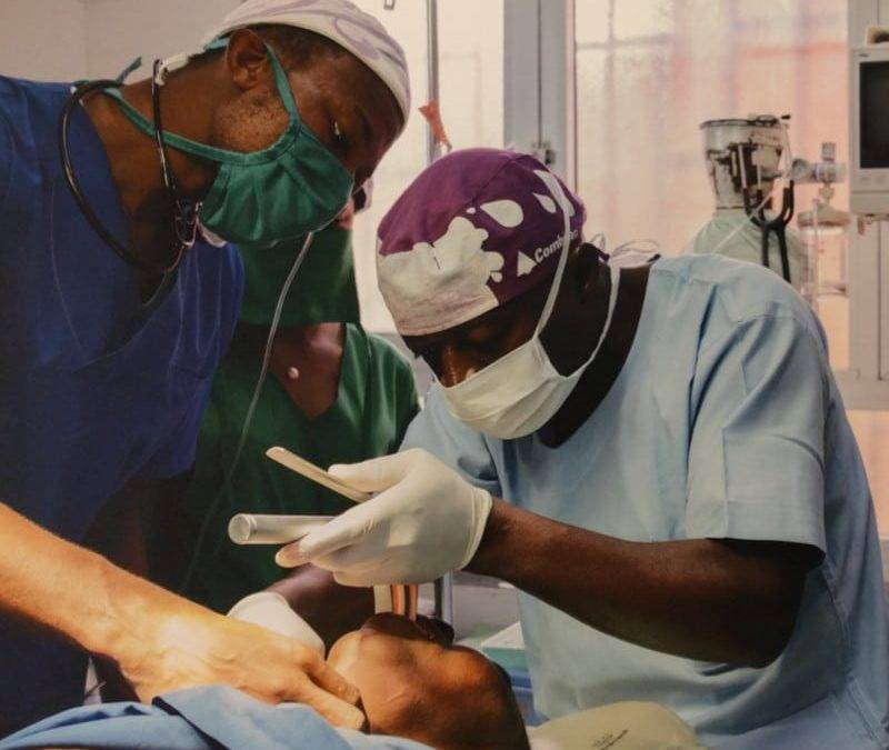Médicos operando a un paciente