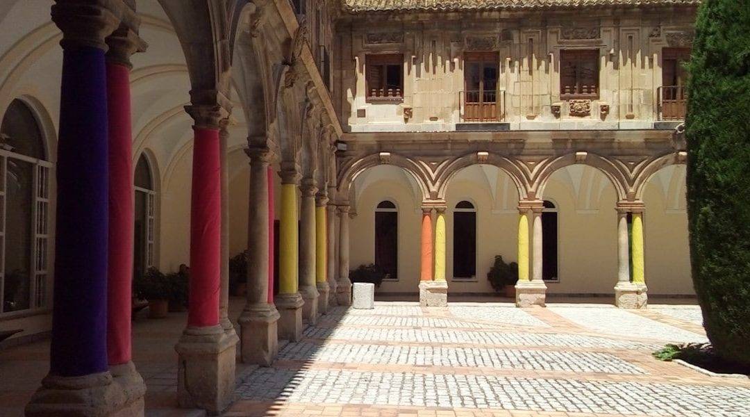 Instalación artística “Cuerpos coloreados”, de María Dolores Gallego, en el Claustro principal del Antiguo Convento de Santo Domingo