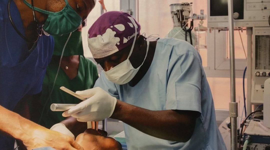 Médicos operando a un paciente