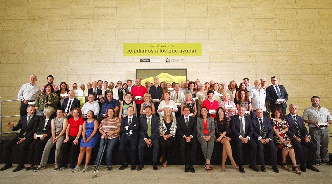 Foto de familia del acto de entrega de las ayudas "Ayudamos a los que ayudan"