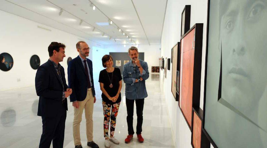 Responsables de la exposición "Luis González Palma. Constelaciones de lo intangible" con el artista