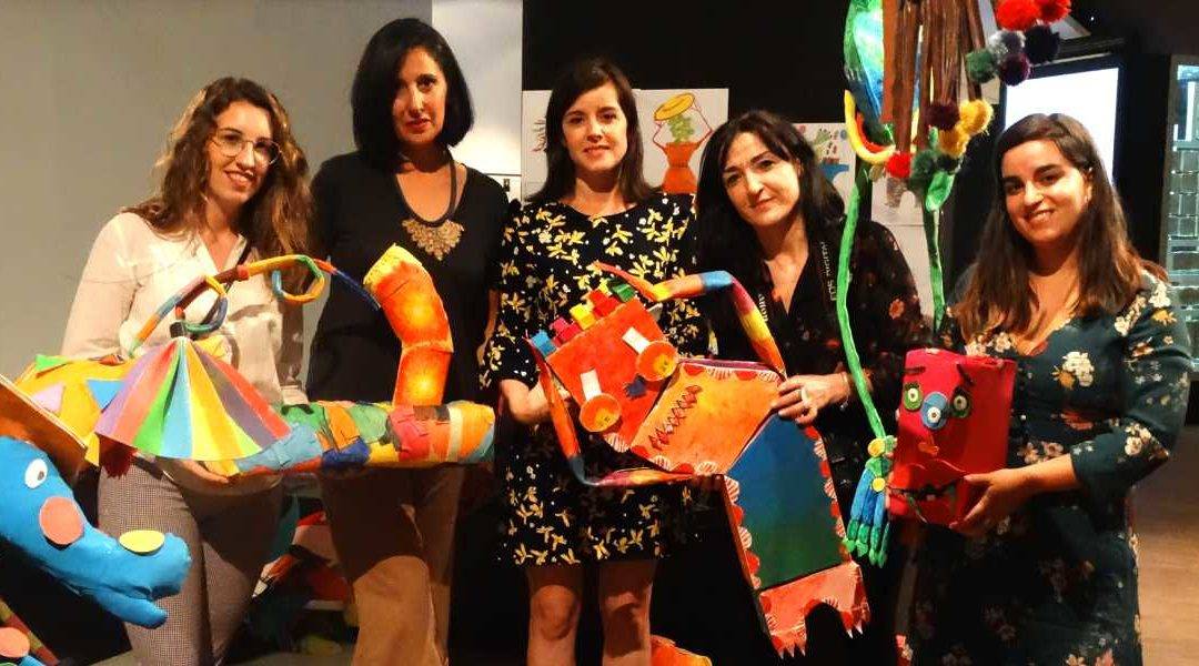 Foto de familia de los organizadores y alumnos de la exposición "Arte Contemporáneo y Patrimonio Cultural en Educación Infantil"