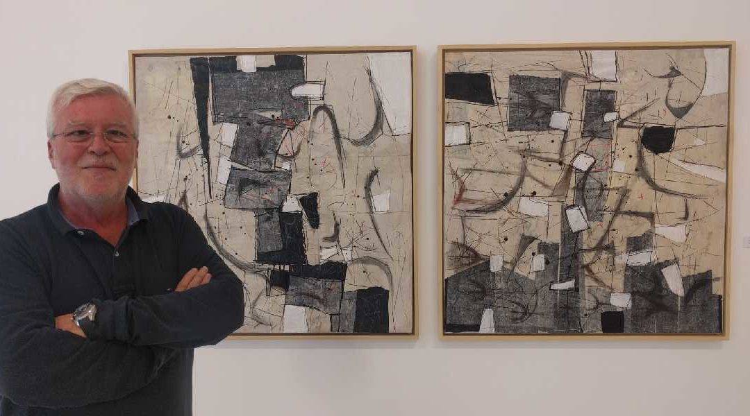 Juan Carlos Lazúen con una de sus obras