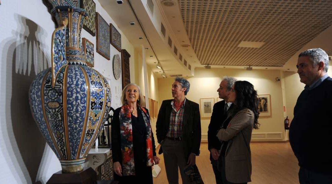 Representantes institucionales de las entidades organizadoras de la exposición "Manuel Gómez-Moreno González. Arte y pensamiento" visitando la muestra