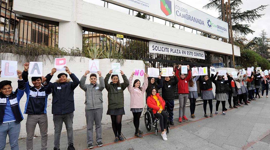 Alumnos del Colegio CajaGranada celebrando el Día de la Paz y la No Violencia