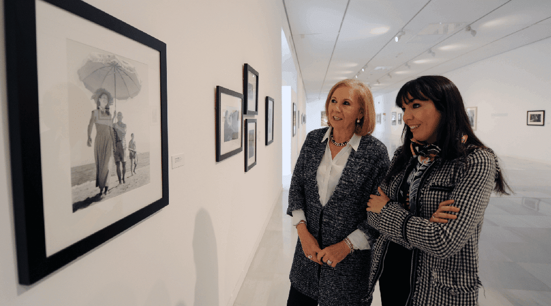 Elena Martín-Vivaldi y María Toral contemplando una fotografía