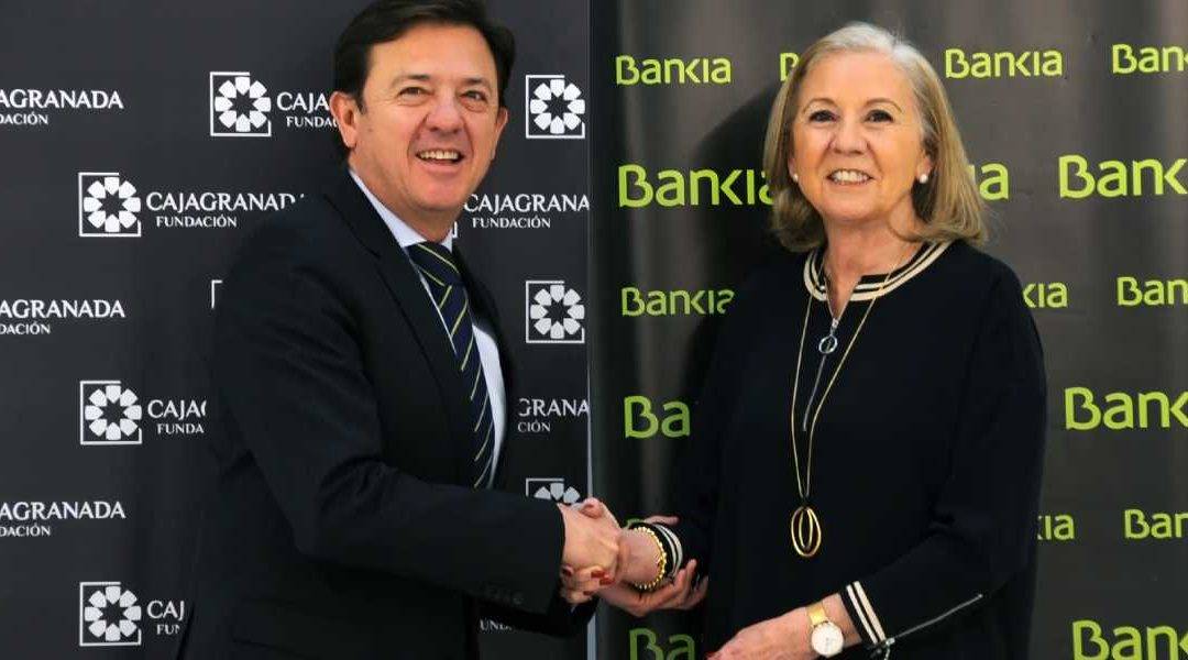 El director corporativo de la Territorial de Bankia en Andalucía, Joaquín Holgado, y la presidenta de CajaGranada Fundación, María Elena Martín-Vivaldi