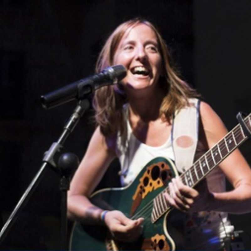 Canciones mías, poemas de otros. Inés Saavedra