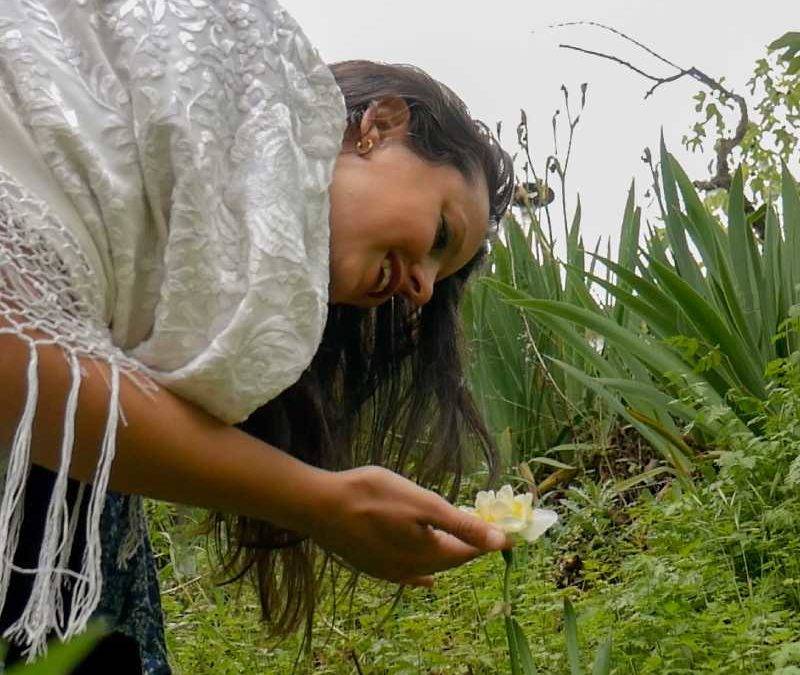 Mujer observando una flor