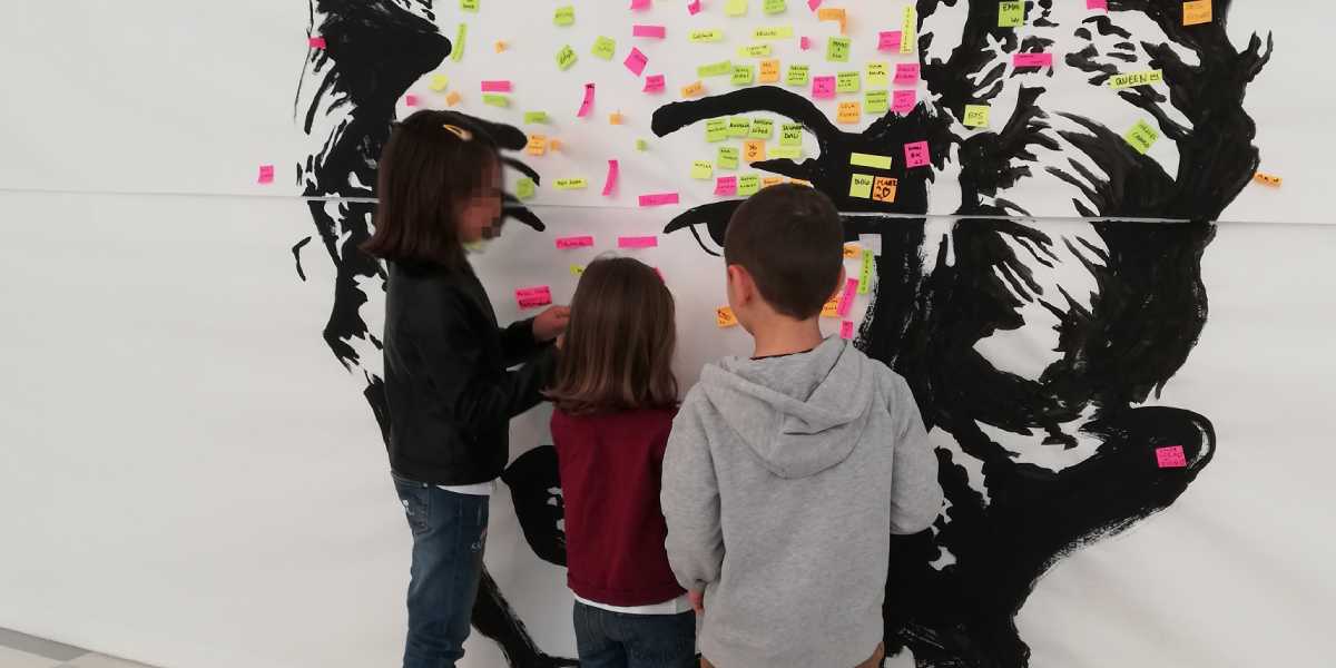 Niños participando en una de las actividades de la exposición "Arte para aprender"