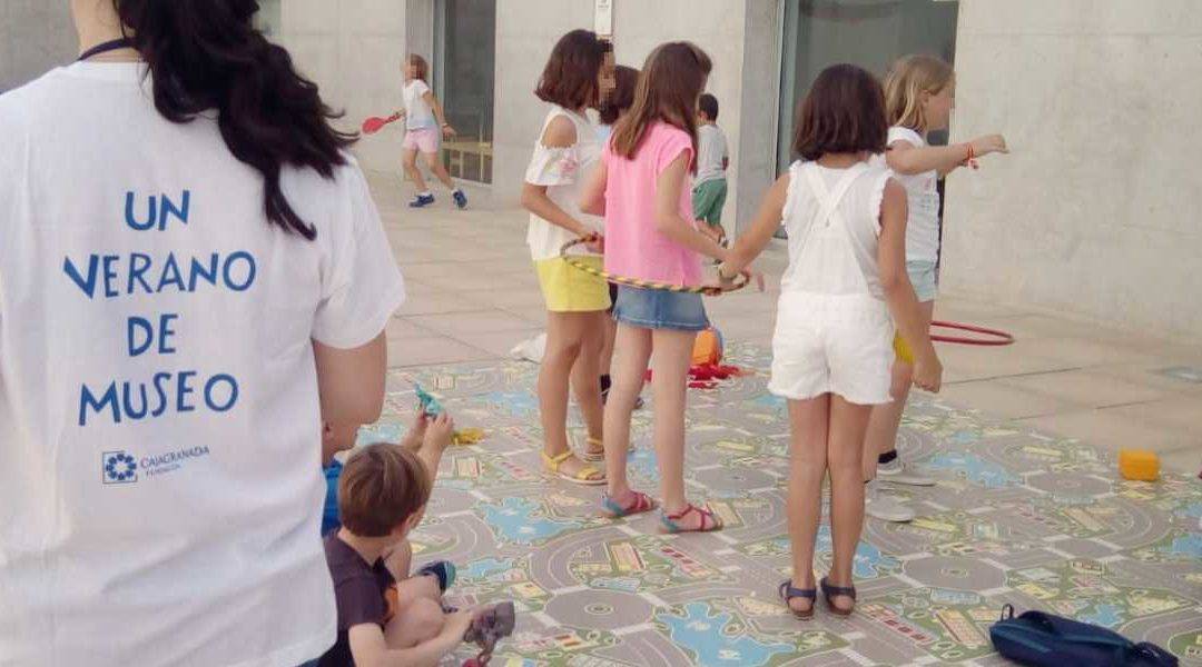 Varios niños participan en una de las actividades de "Un verano de Museo"
