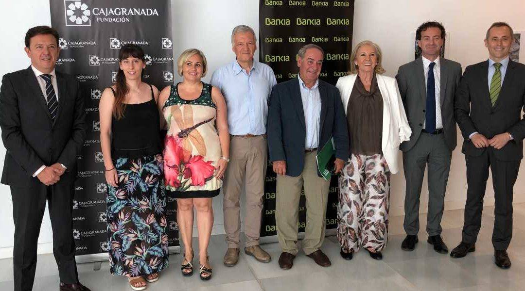Foto de familia de los asistentes al acto de firma del convenio de colaboración para apoyar la restauración del Valle del río Lanjarón