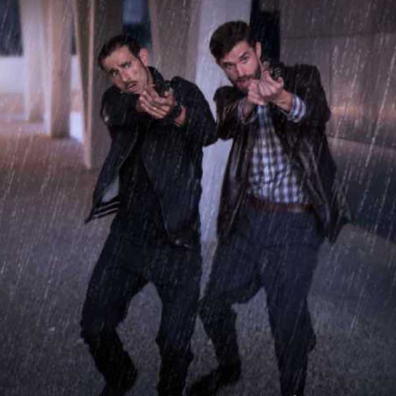 Dos personas bajo la lluvia