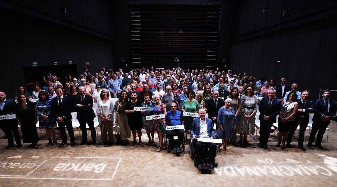 Foto de familia de la entrega de las ayudas 'Ayudamos a los que ayudan'