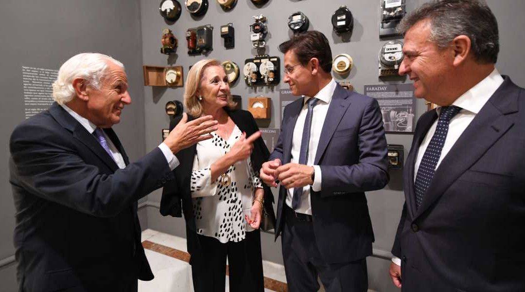 Foto de autoridades durante la inauguración de la exposición ‘El siglo de la luz’